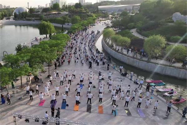 برگزاری همایش بزرگ ۱۲۰۰ نفره خانوادگی پیلاتس از سوی فدراسیون آمادگی جسمانی و تندرستی در محوطه دریاچه هنر