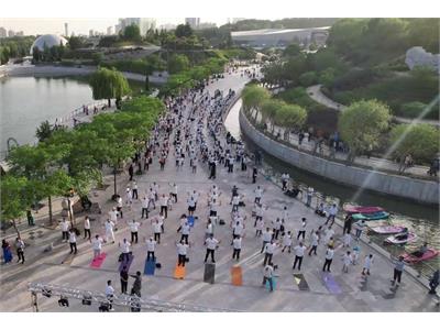 برگزاری همایش بزرگ ۱۲۰۰ نفره خانوادگی پیلاتس از سوی فدراسیون آمادگی جسمانی و تندرستی در محوطه دریاچه هنر